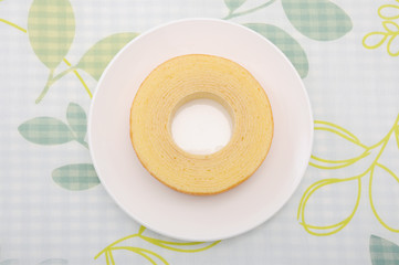 お皿にのせた バウムクーヘン ケーキ お菓子 テーブル