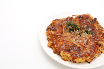 お皿にのせた お好み焼き 豚玉 白背景