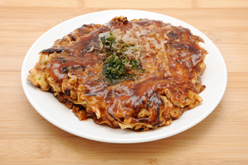 お皿にのせた お好み焼き 豚玉 テーブル