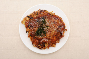 お皿にのせた お好み焼き 豚玉 テーブル