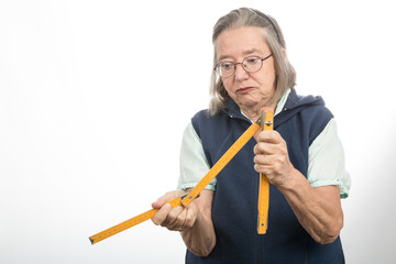 Alte Frau mit Zollstock