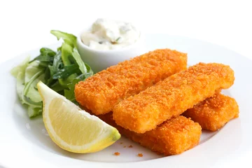 Photo sur Plexiglas Poisson Bâtonnets de poisson frits dorés avec sauce citron et tartare.