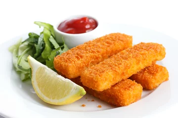 Photo sur Plexiglas Poisson Golden fried fish fingers with lemon and tomato sauce.