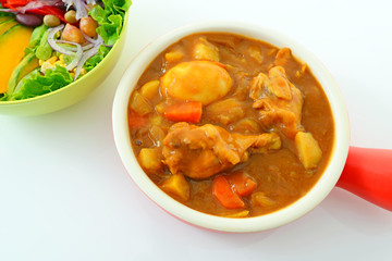 美味しそうなカレーとサラダ