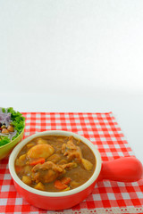 美味しそうなカレーとサラダ