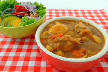 美味しそうなカレーとサラダ 