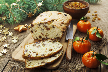 Cake with raisins