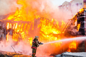 Obraz premium Fireman extinguishes a fire