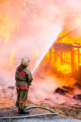 Obraz premium Fireman extinguishes a fire