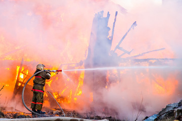 Obraz premium Fireman extinguishes a fire