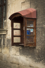 Obraz premium Old payphone on the stone wall