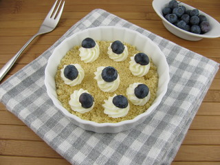 Blaubeeren und Quark-Creme auf Keks-Boden