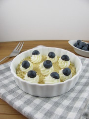Blaubeeren und Quark-Creme auf Keks-Boden