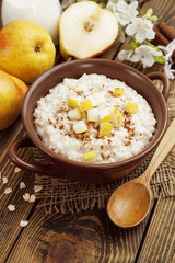 Oatmeal with pear and cinnamon