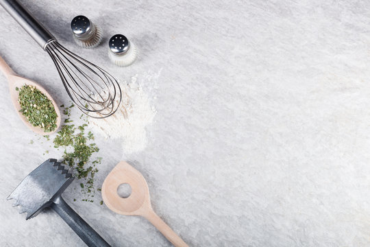 K&uuml;chenutensilien Zutaten auf Steinplatte