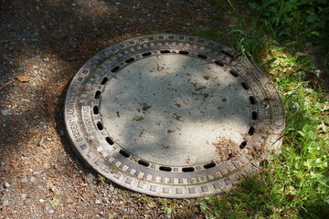 Gullideckel am Rande eines Waldweges