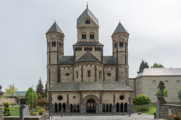 Fototapeta na wymiar Kloster Maria Laach vor hellem Hintergrund