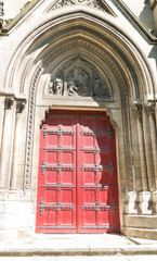 Porte rouge de la cathédrale de Nîmes