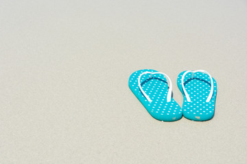 Fototapeta na wymiar Beach, slippers on tropical beach