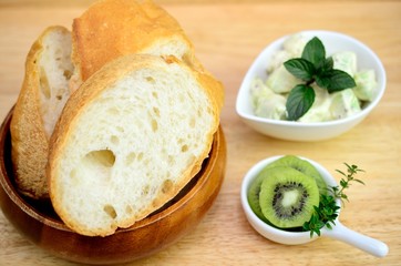 パンとサラダ