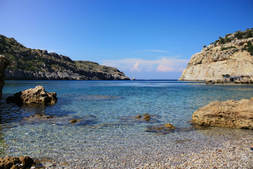 Bucht mit kristallklarem Wasser in Rhodos, Griechenland