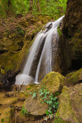 Piccola cascata di montagna in Umbria