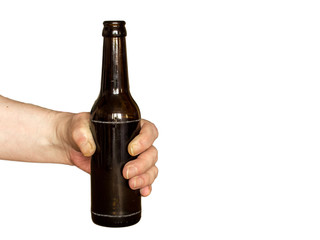 Hand hält eine Bierflasche, freigestellt