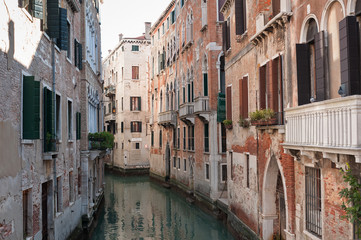 Obraz na płótnie Canvas Häuser am Kanal in Venedig