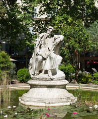 Fototapeta na wymiar Statue d'Alphonse Daudet, Nîmes