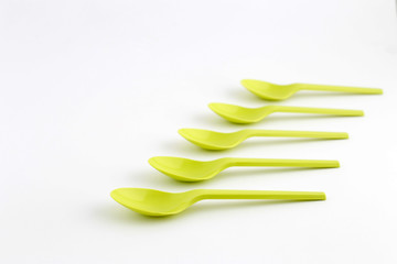 grüne Löffel in Reihe 