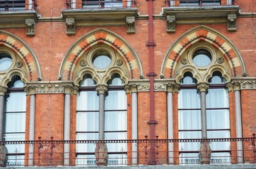Obraz premium Close up view of red victorian windows