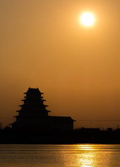 城と夕日と水田