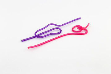 liegende Strohhalme in lila und pink