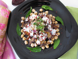 Salad with aubergines, dates and chick peas.