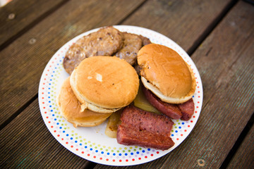 dish wth hamburgers, brot, salami, meat