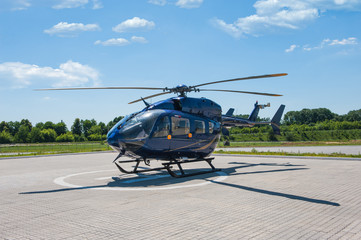Helikopter geparkeerd op het helikopterplatform