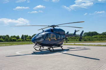 Fotobehang Helikopter Helikopter geparkeerd op het helikopterplatform