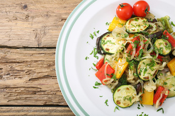 cibo vegetariano verdure grigliate in piatto