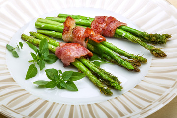 Grilled asparagus with bacon