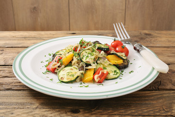 cibo vegetariano verdure grigliate sfondo legno