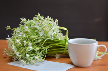 Кофе, цветы и телефон с запиской