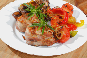 Gegrillte Schweinemedaillons,Champignons, Paprika, Tomaten