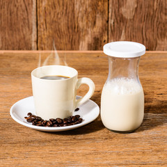 Obraz na płótnie Canvas coffee cup and coffee beans and milk