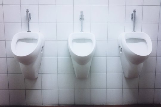 Drei Pissoirs