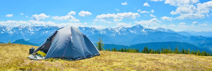 Fototapete Camping Panoramablick auf Touristenzelt und eine Bergkette