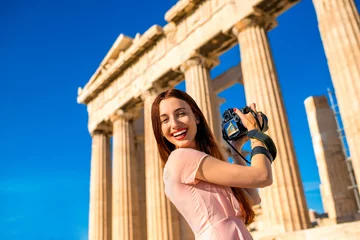 Photo sur Plexiglas Athènes Woman photographing Parthenon temple in Acropolis
