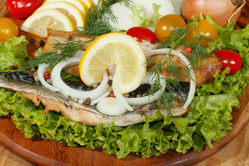 Geräuchertes Makrelenfilet, geräuchert, Salat, Zitronen, Zwiebel