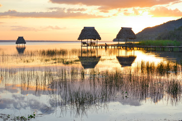 Obraz premium Sunset at the lake Peten Itza in El Ramate. Central America