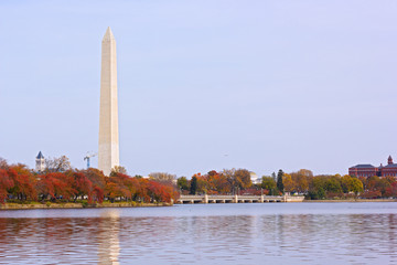 Obraz premium Tidal Basin and Washington Monument in fall. 