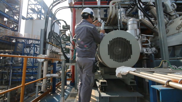 Maintenance technician to working in refinery plant